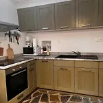 The Donkey House, Pragmatefti
