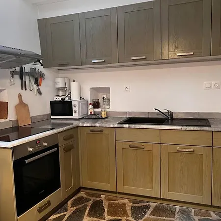 The Donkey House, Pragmatefti