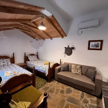 The Donkey House, Pragmatefti Dom wakacyjny *