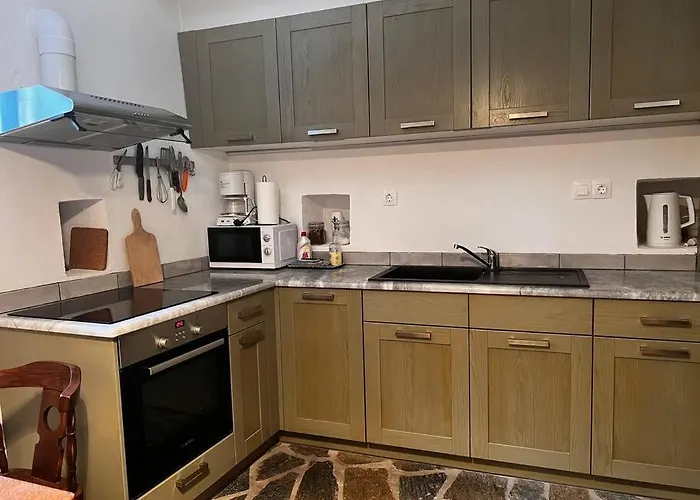 The Donkey House, Pragmatefti